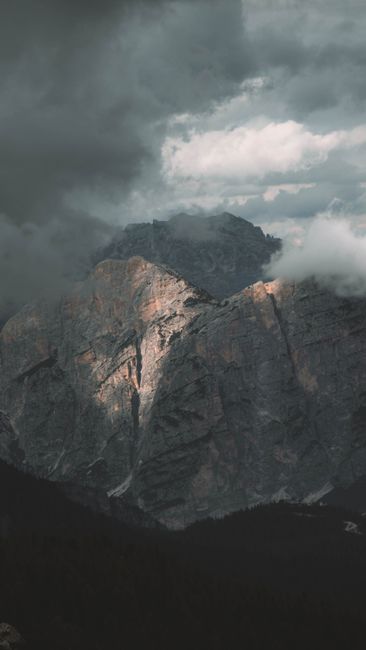 远山雾霭笼罩下的魅力景观壁纸预览