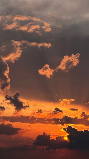 罗马尼亚的夕阳金色时刻壁纸预览
