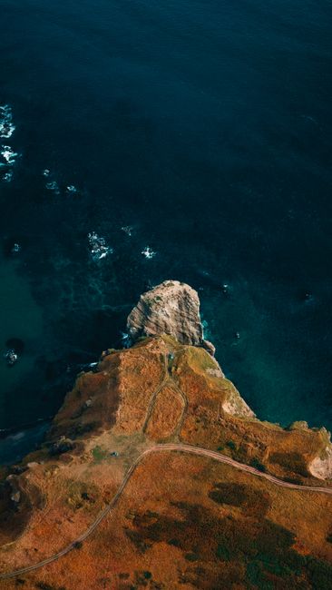 远眺大海，峭壁与湛蓝海洋相遇壁纸预览
