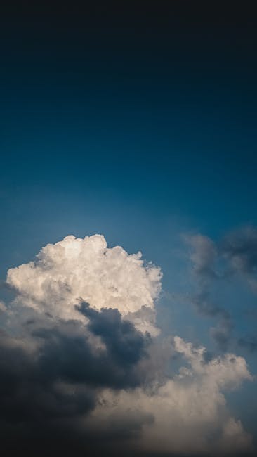 藍天下的雲巨影桌布預覽
