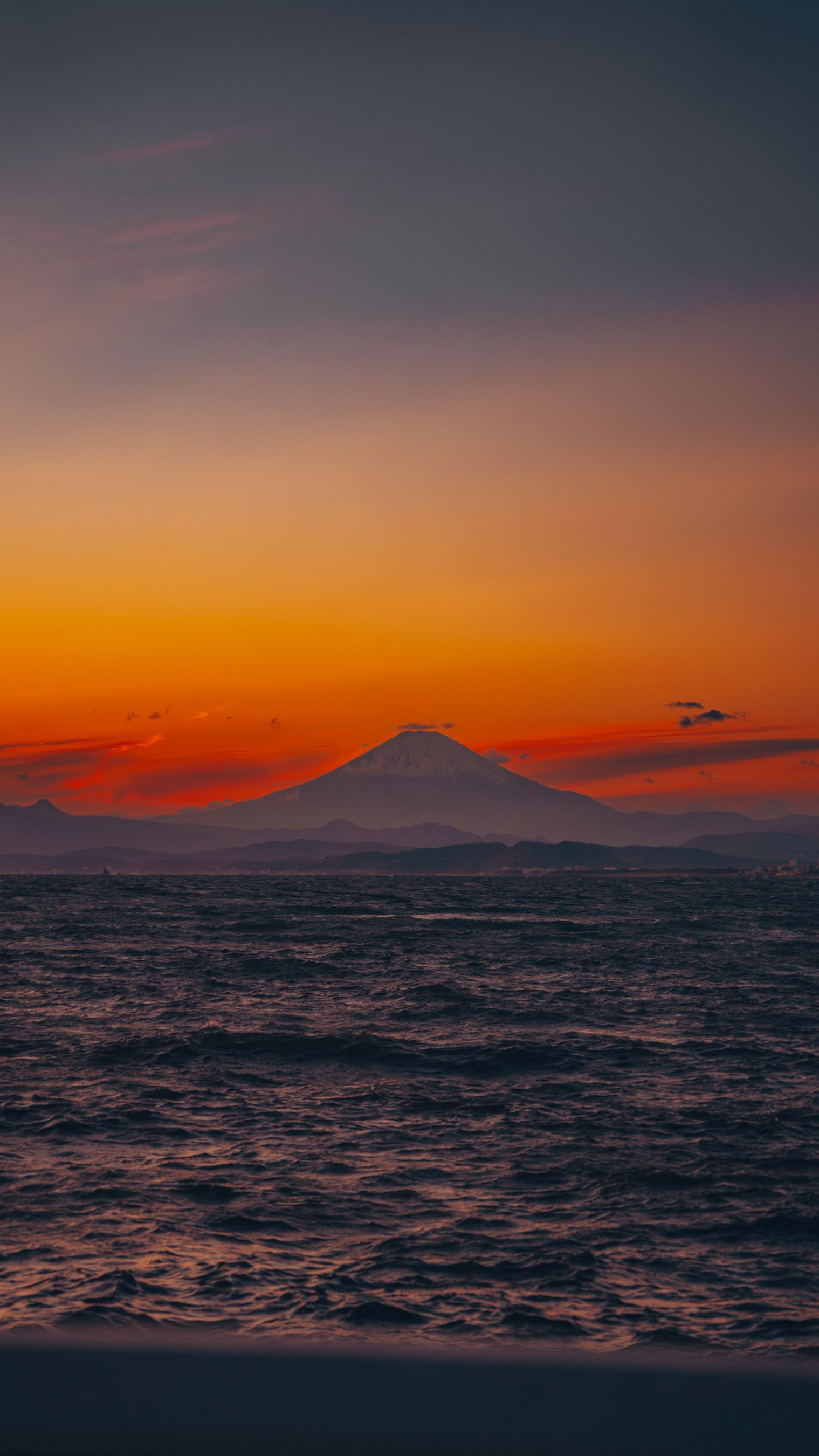 日落下的神山富士美景，展現在神奈川的海面手機桌布高清圖片