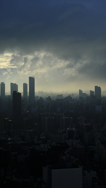 东京暮色之下高楼耸立的云海