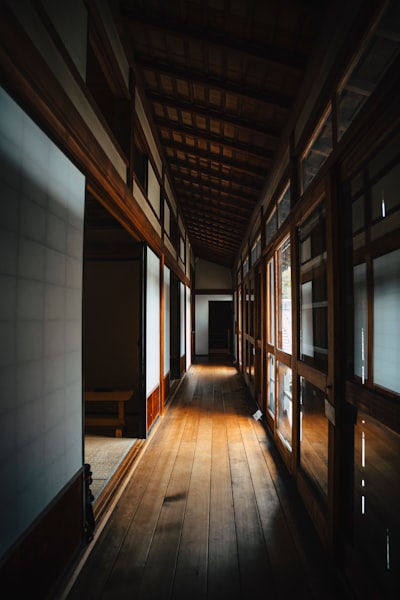 光华在古木走廊中流动壁纸预览