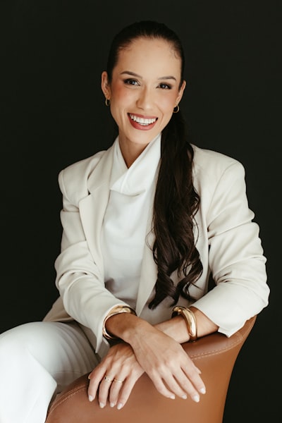 白色西装的微笑女人坐在椅子上壁纸预览