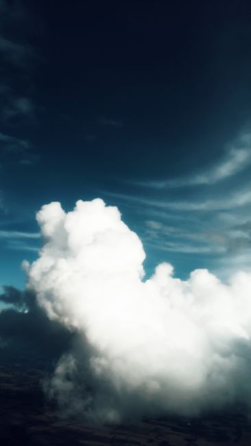苍穹中的城市风景，柔若无骨的白云飘荡在蔚蓝的天幕下壁纸预览