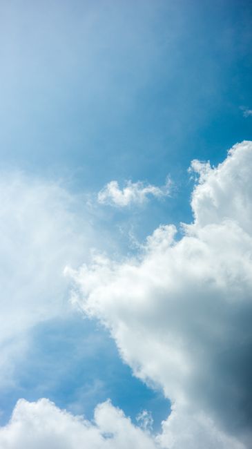 碧蓝天空白云朵，天然背景的最佳选择壁纸预览