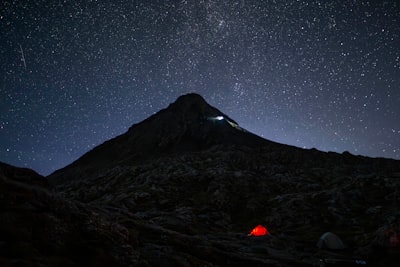 红帐幕与暗山下星空夜晚壁纸预览