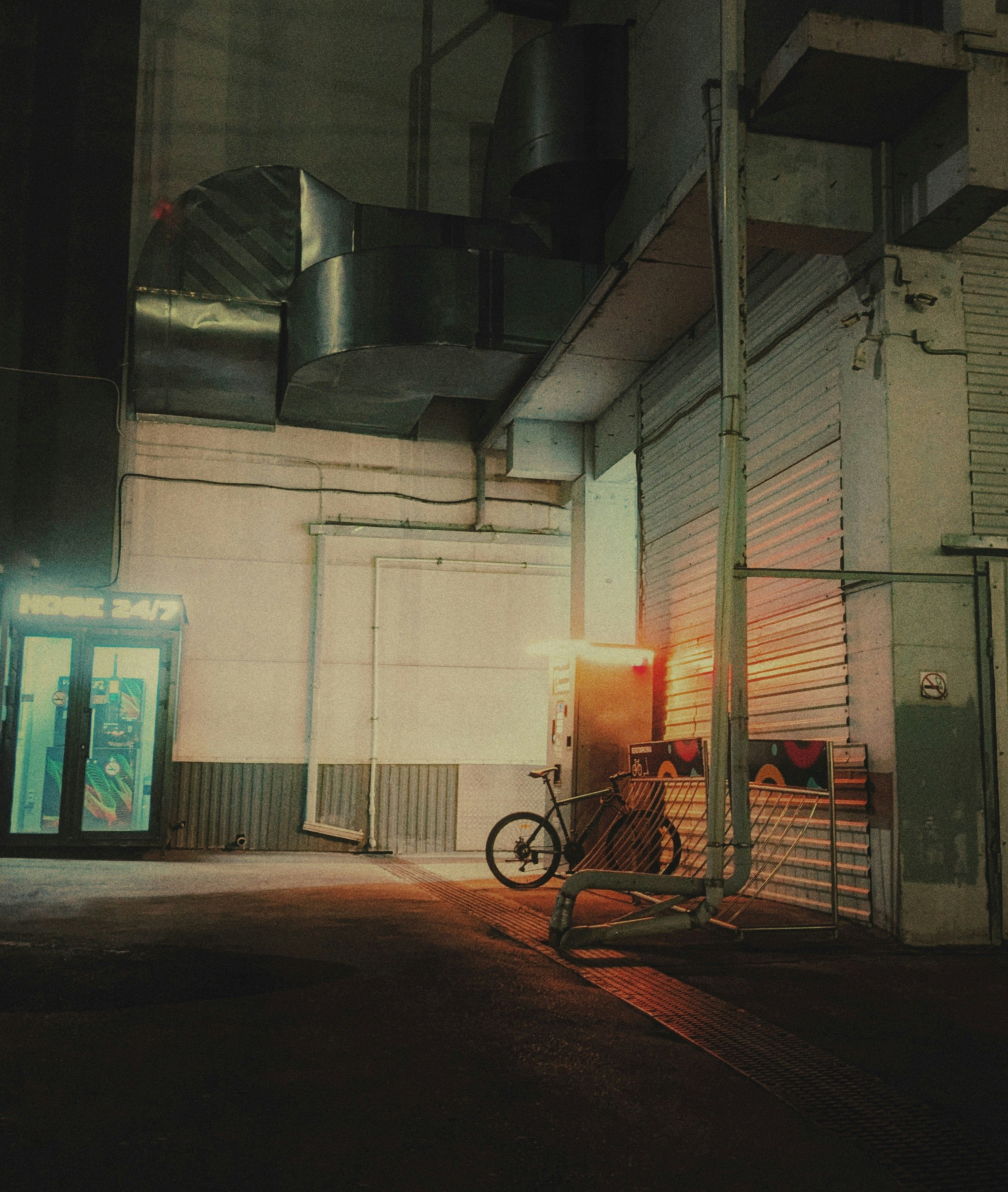 夜半停泊的單車在高樓外手機桌布高清圖片