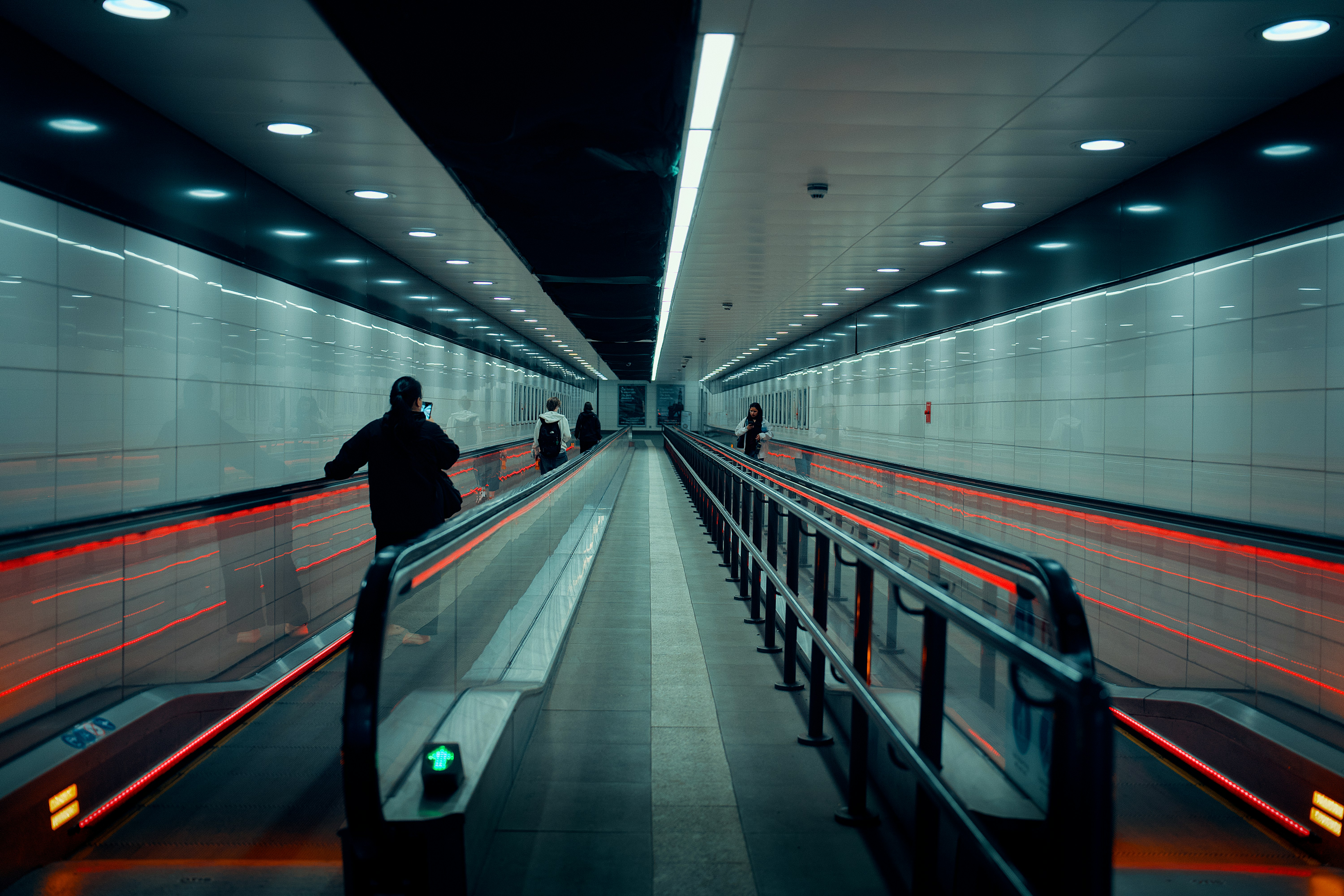 行人在現代隧道中的無盡遷徙廊手機桌布高清圖片