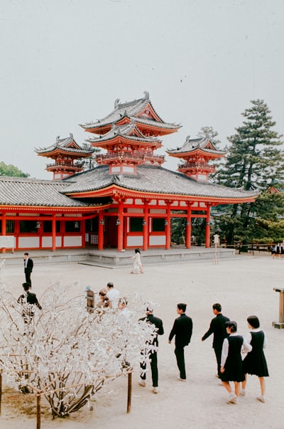 日本传统寺院静谧庭院中行走的身影壁纸预览