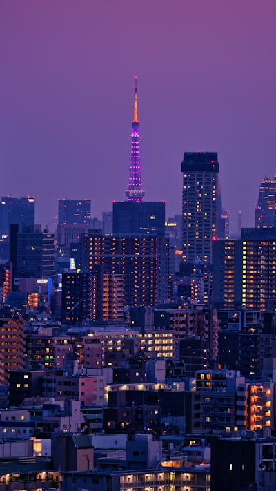 夕陽下的紫色塔高聳的城市天際線桌布預覽