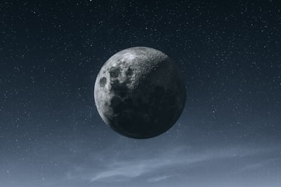 月亮的宏伟全景，细致的月坑，壮阔的天地相互辉映，星星点点在黑暗的天幕上闪烁，柔和的云朵轻柔地飘过壁纸预览