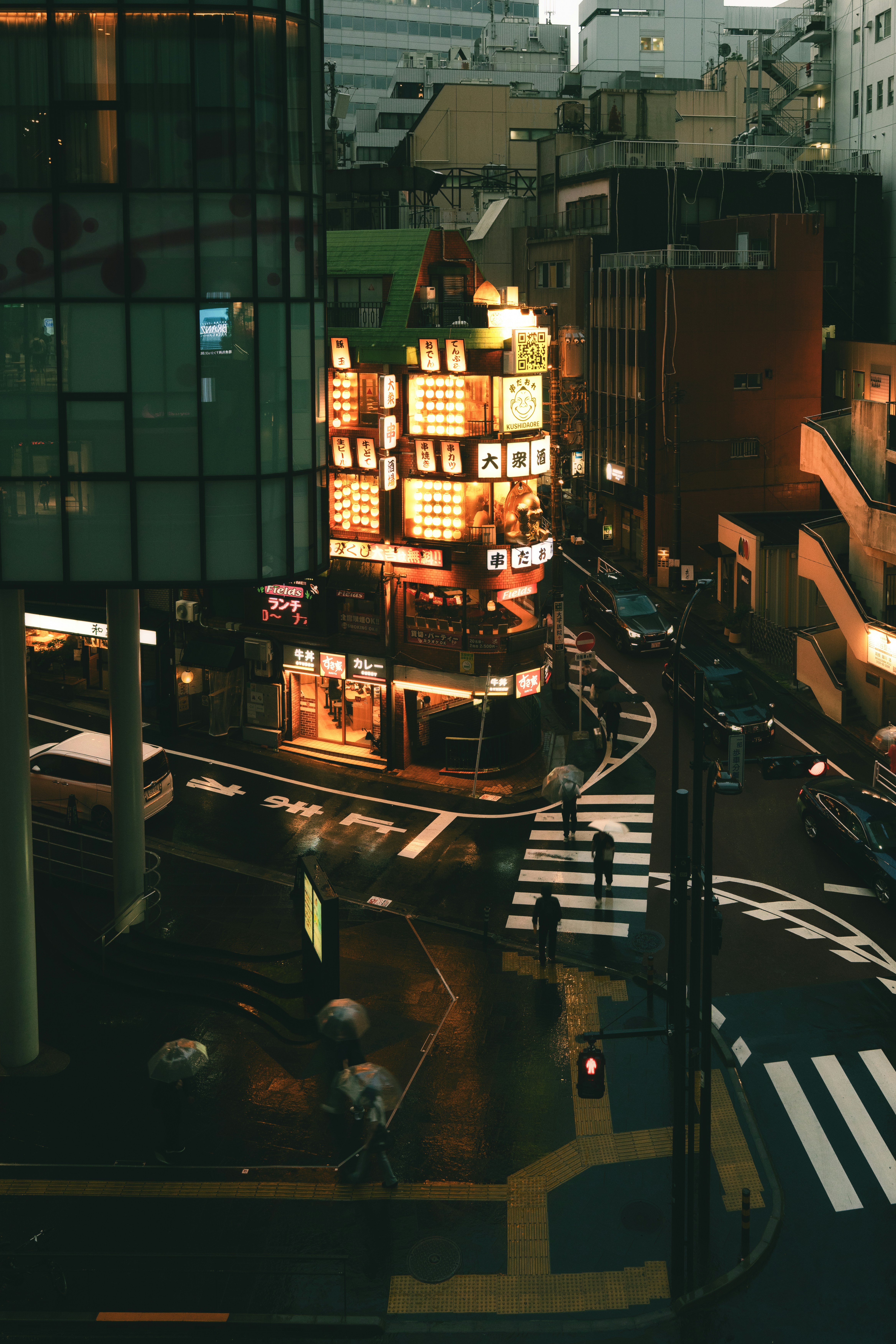 夜雨下的城市大街光影舞動，璀璨建築的光芒照亮夜空手機桌布高清圖片