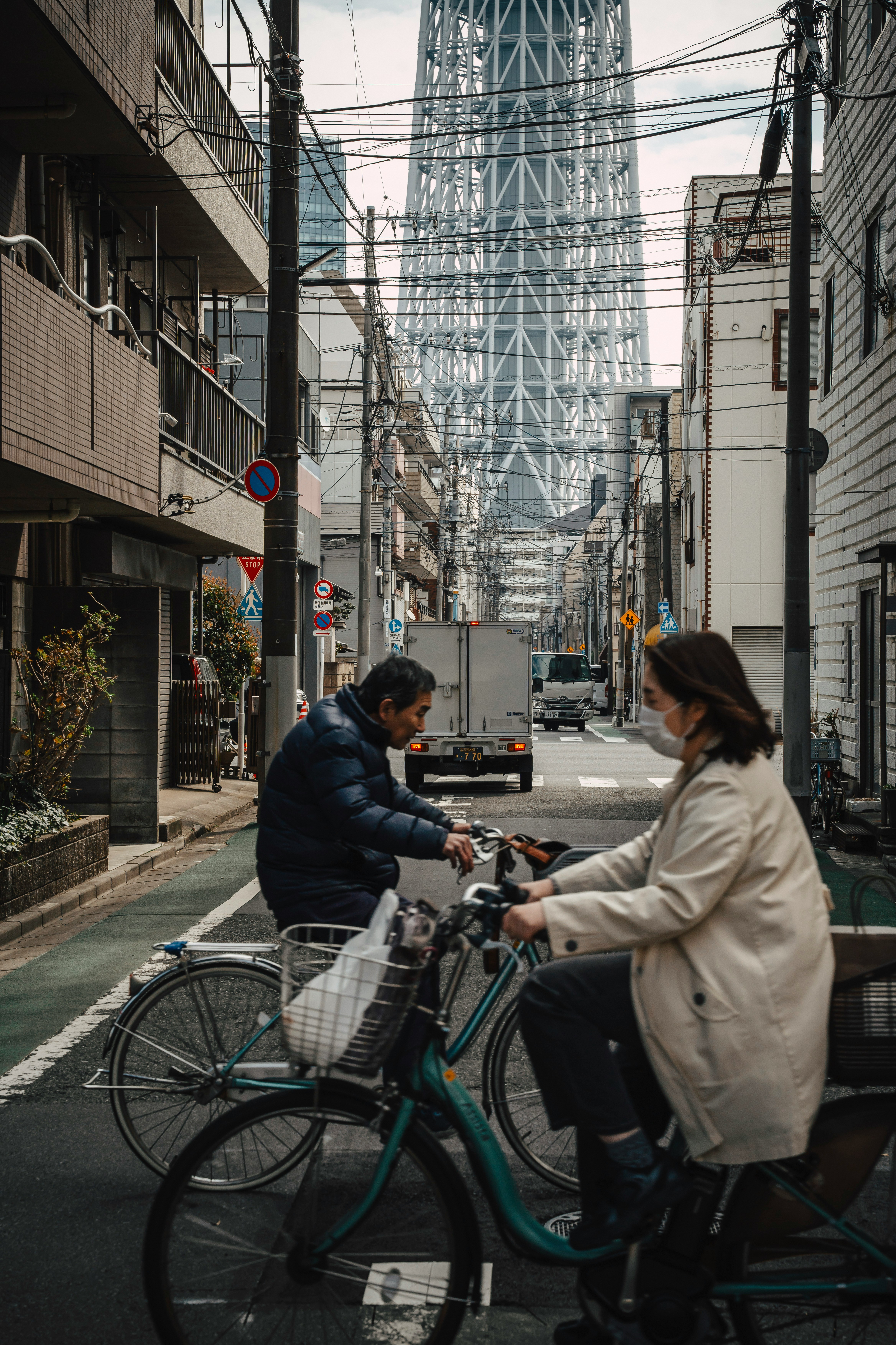 東京街頭下的自行車人群下的東京塔手機桌布高清圖片