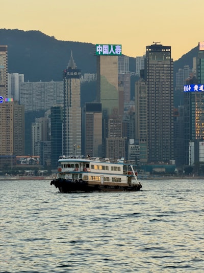 渡轮在湾内缓慢驶过，城市天际线在背景中静静地凝望壁纸预览