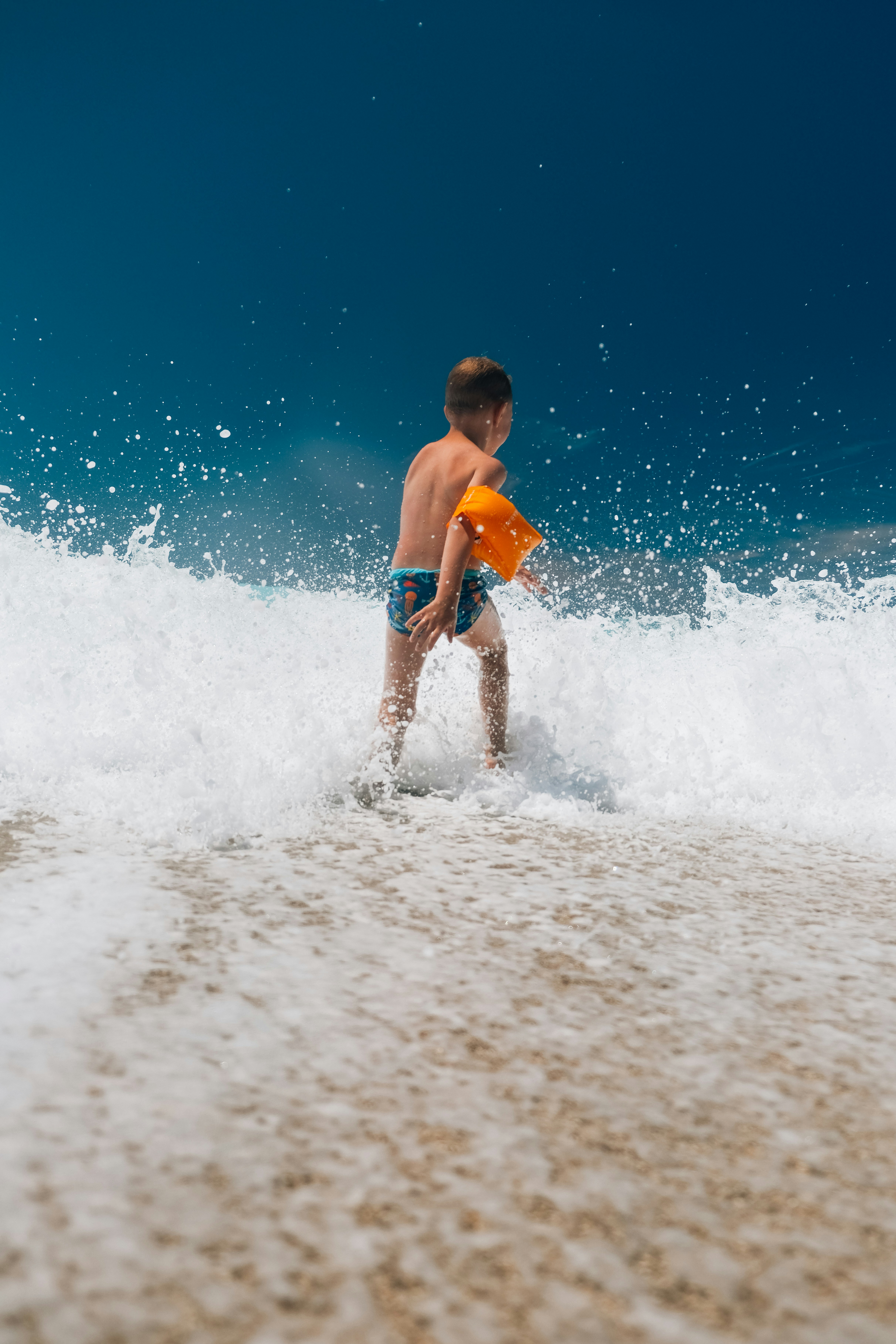 Summer Joy And Ocean Splashes HD mobile wallpaper