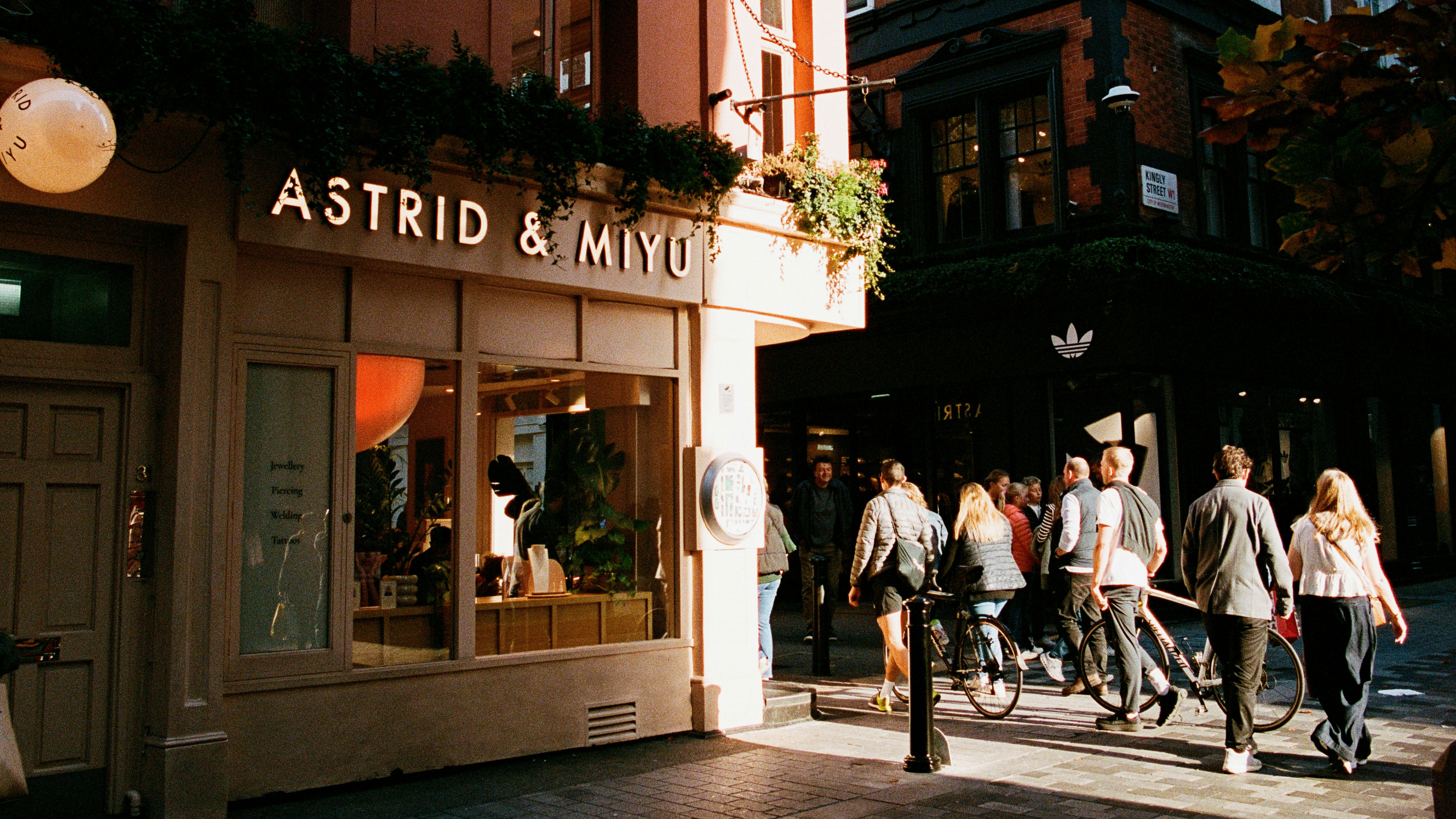 Warm Evening Light Bathes A Jewellery Shopfront And Crowds Walking A London Side Street. HD mobile wallpaper