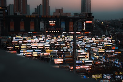 都市夜色繁华，数十道光芒相映，城市夜景绽放。壁纸预览