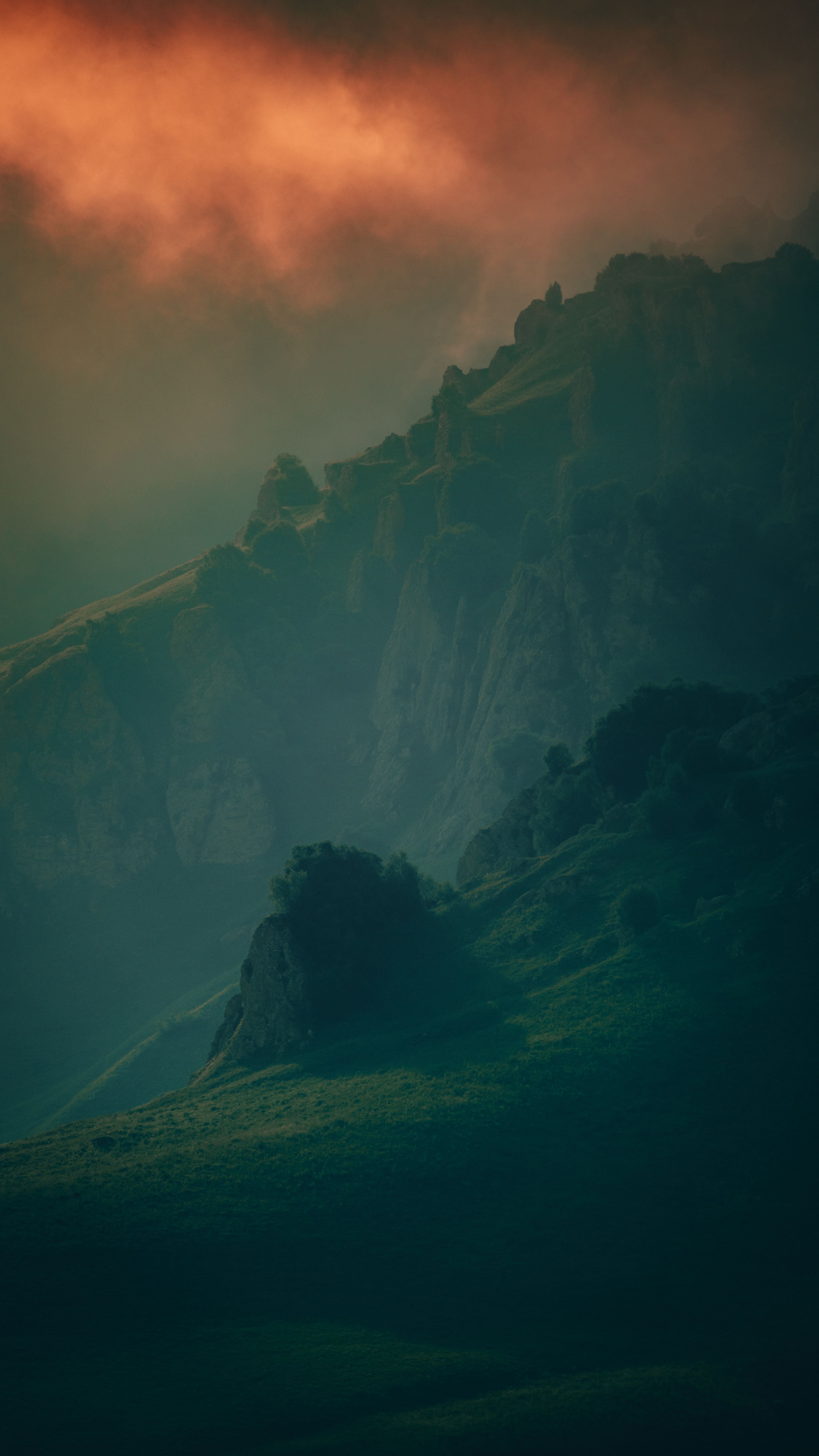 高加索曙光下的美景：晨光笼罩在一片淡霧中的高山風光手機桌布高清圖片