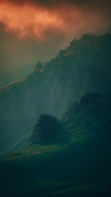 晨曦下的高加索美景：晨光笼罩着一片迷雾笼罩的高山风光