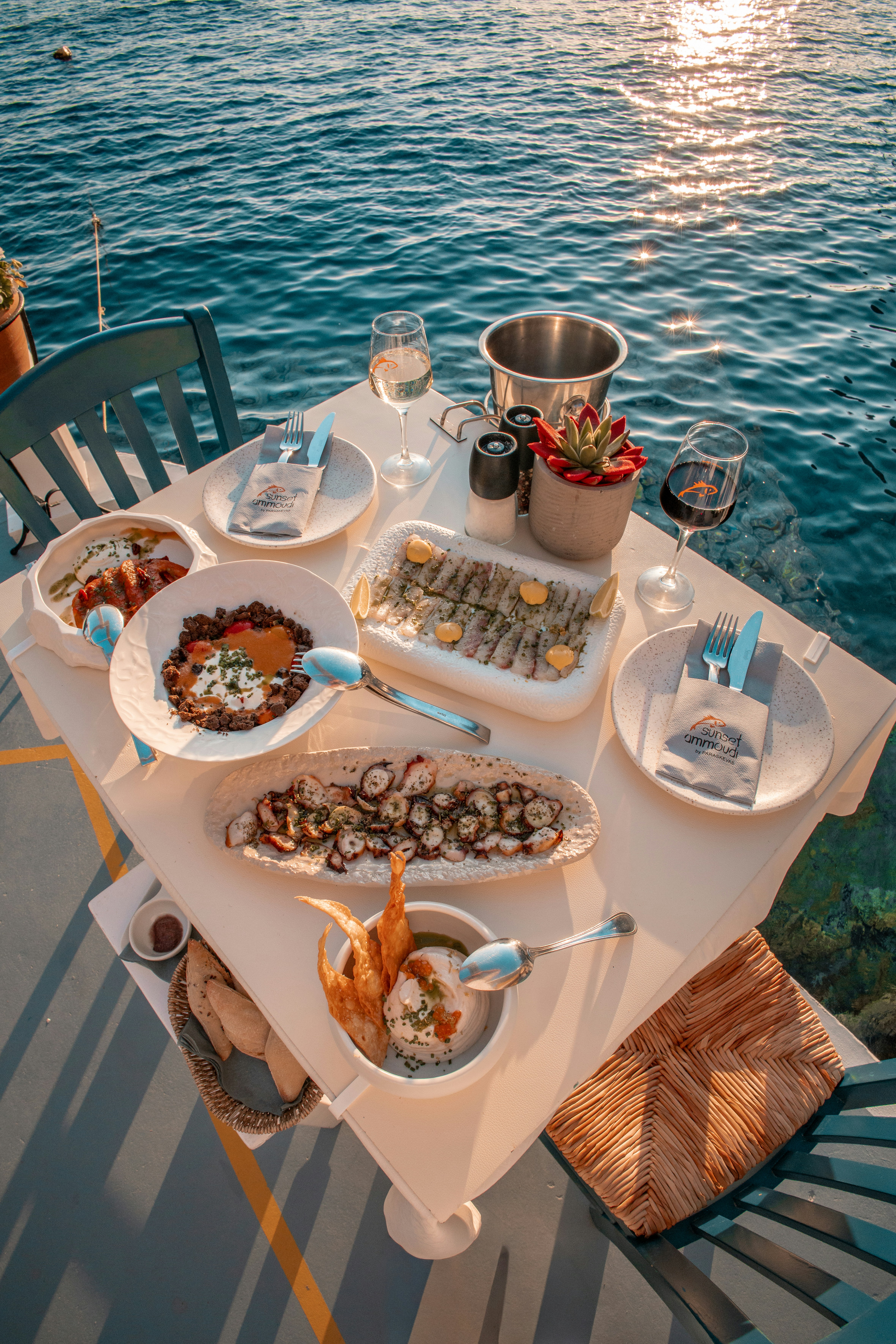 在夕陽的餘暉下，享受美食的美好時刻手機桌布高清圖片