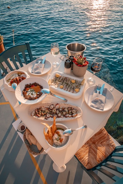 在夕阳的余晖下享受美食的瞬间壁纸预览