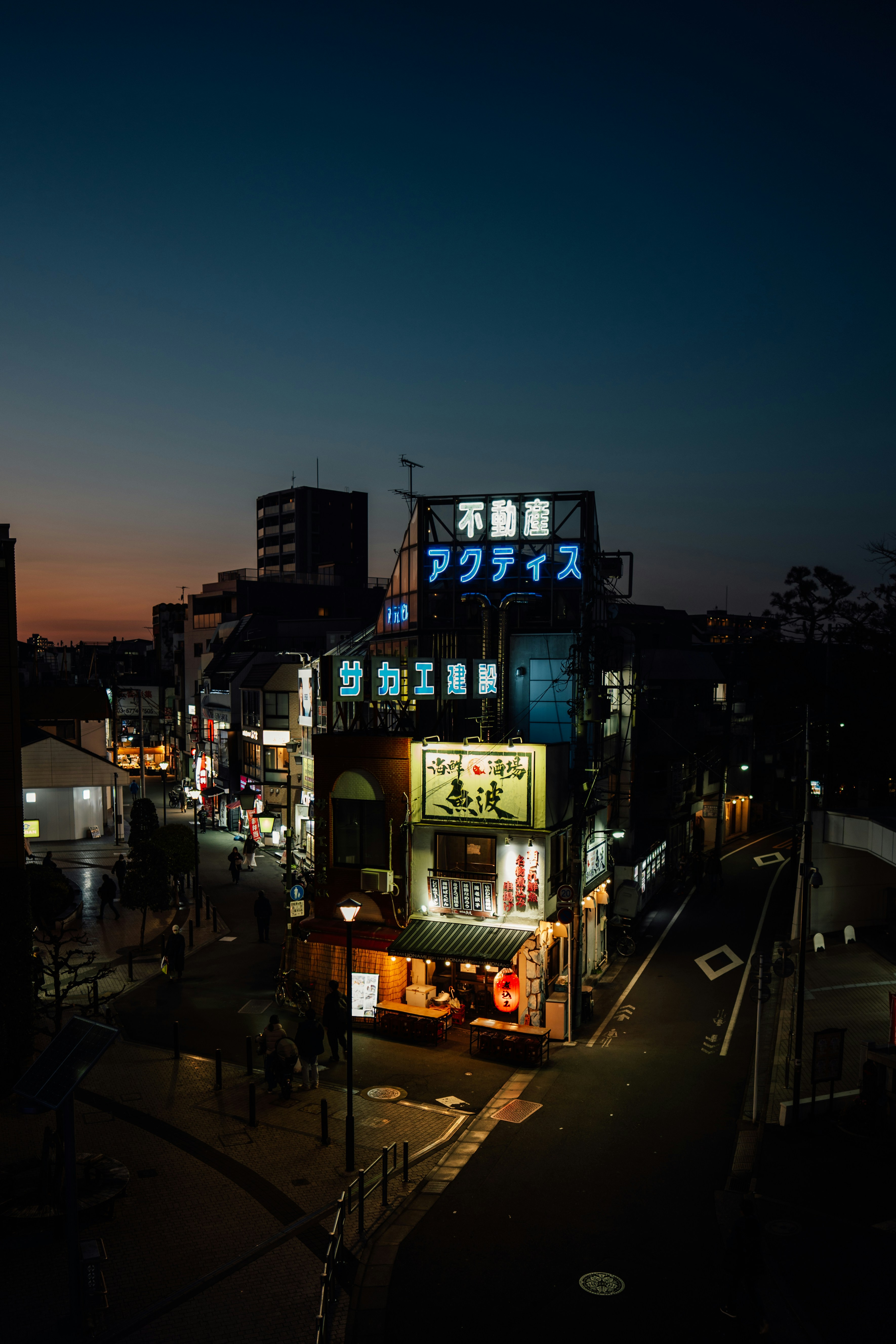 黃昏時的都市景致, 街燈照亮的建築手機桌布高清圖片
