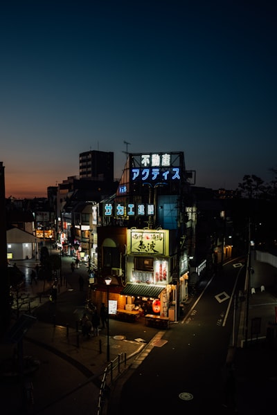 黄昏时的都市街景，灯火辉映的建筑壁纸预览