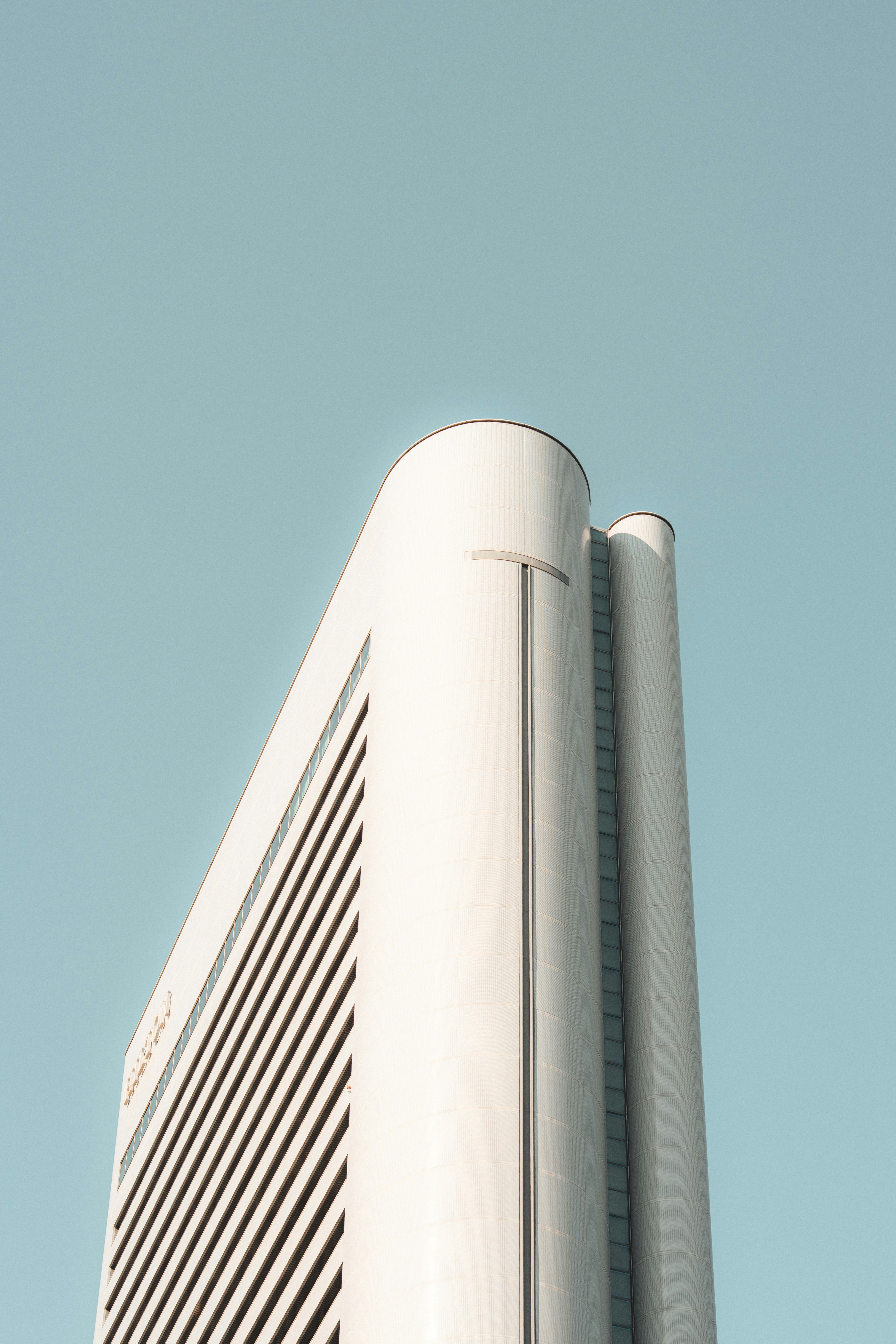 现代白色建筑與靜謐碧藍天際手機桌布高清圖片