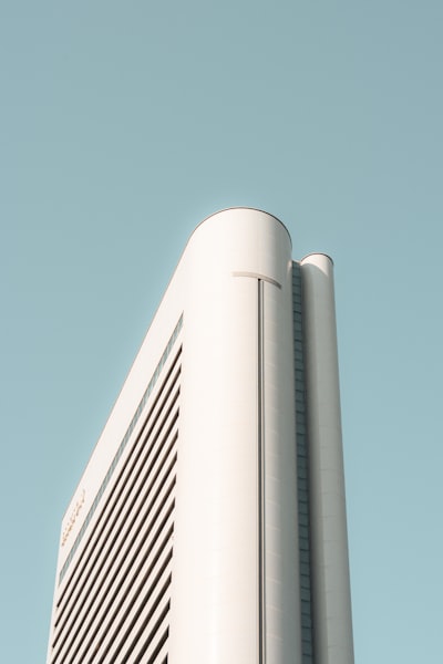 现代白色建筑與靜謐碧藍天際桌布預覽