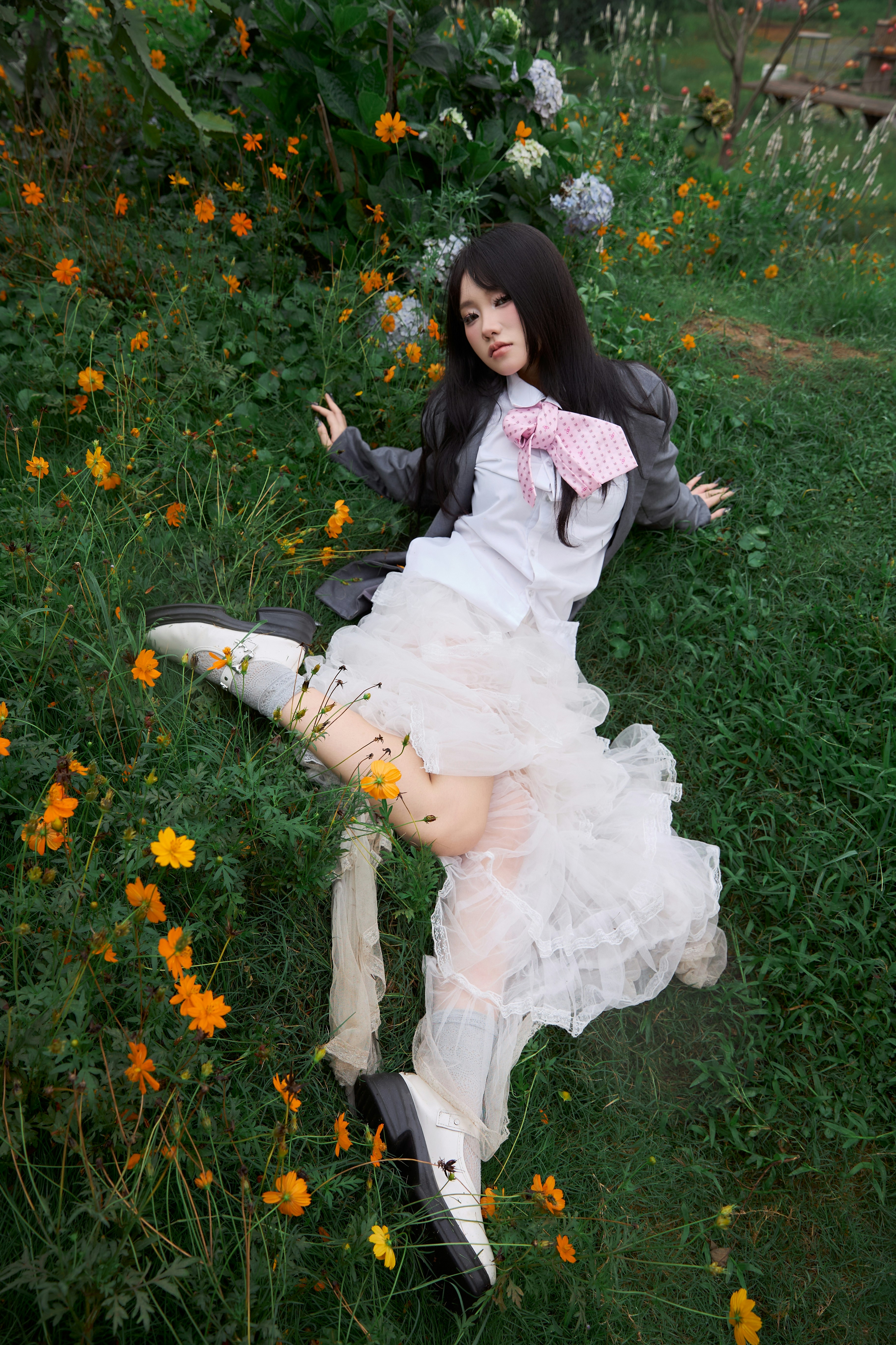 风华少女在梦幻草原中轻舞飞扬手机壁纸高清图片
