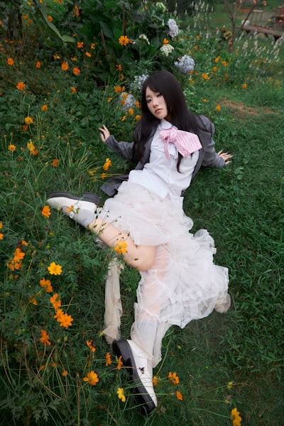 风华少女在梦幻草原中轻舞飞扬