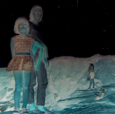 在雪中的两个人壁纸预览