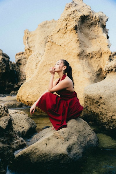 红衣女郎在风暴之海的宁静身影