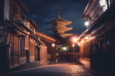 夜色下的日本老街景象，镂空的宝塔矗立在繁星之间