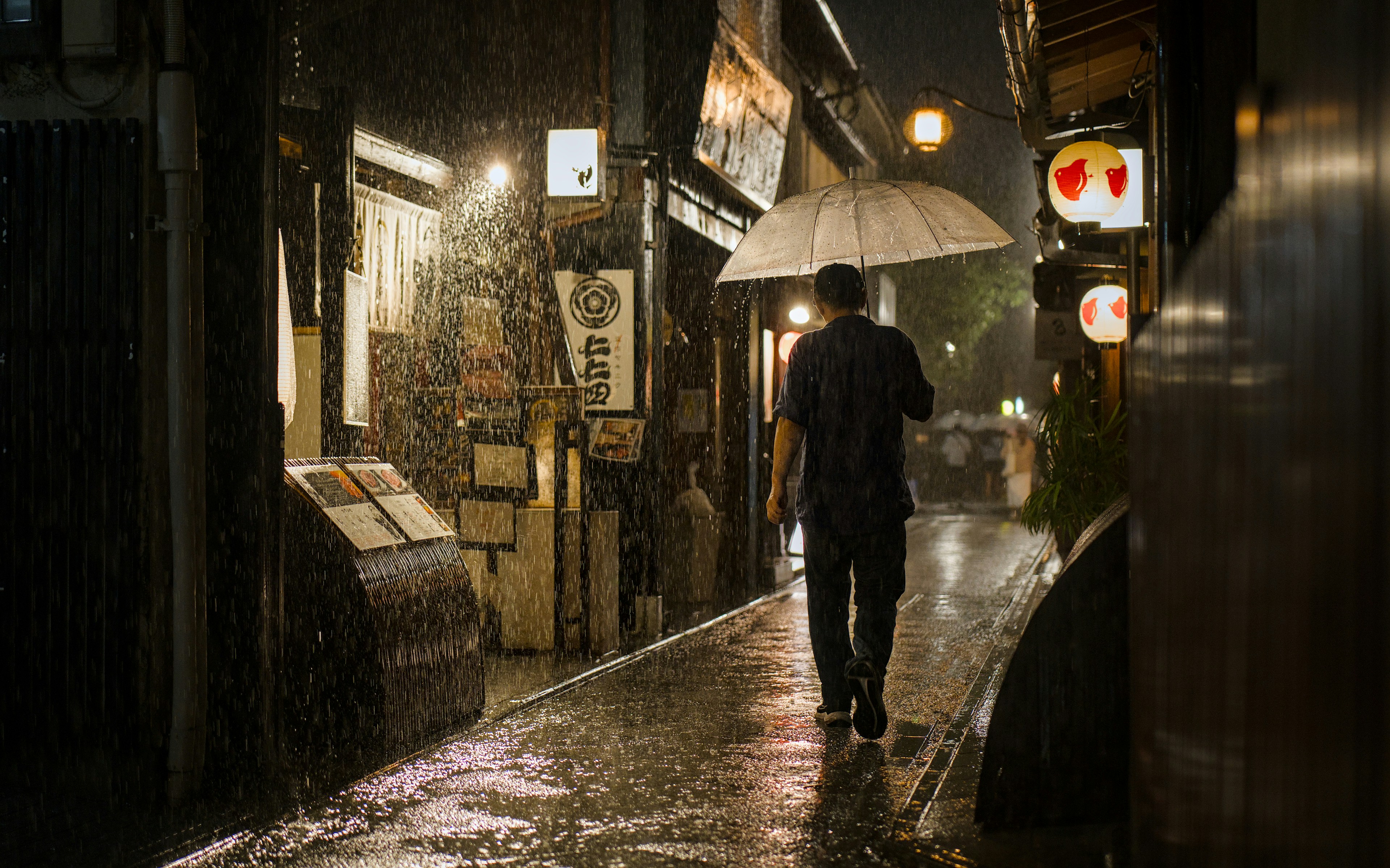 京都的Pontocho　連續三天的大雨　我淋著雨拍攝　2026年6月26日手機桌布高清圖片