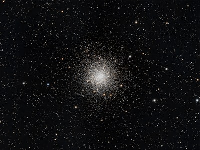 这颗名为Messier 12的球状星团，别名糖球星团，距地球约16,000光年，含有約200,000顆恒星