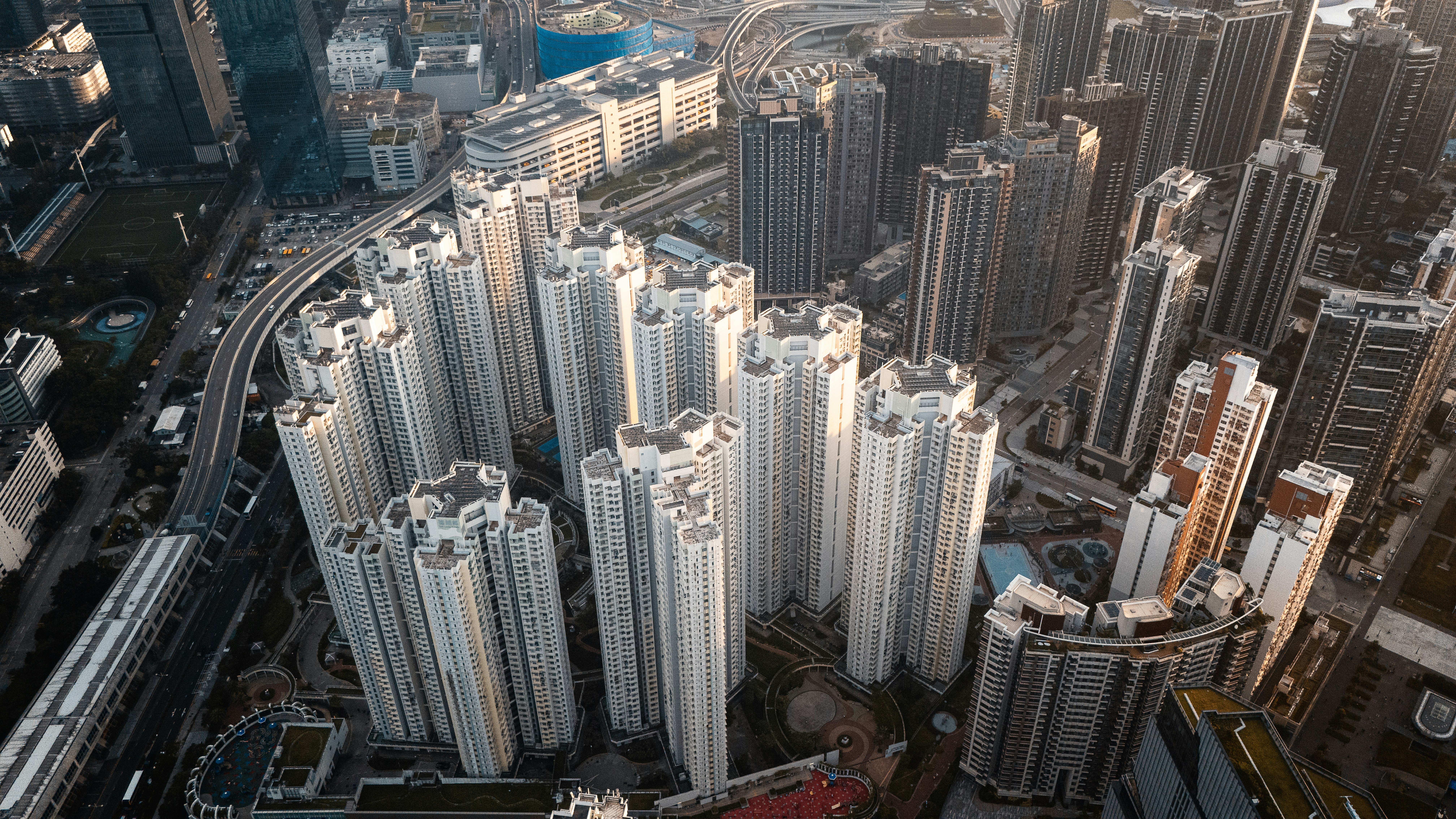 城市高樓林立的繁華街景手機桌布高清圖片