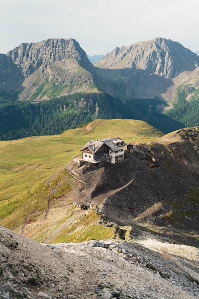 高山的小屋立於磵峯之巔,遠處的山峰如黯影一般桌布預覽