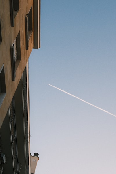 蓝天石楼旁的蒸汽轨迹