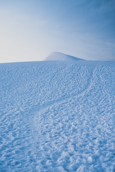 雪覆北極光映凱布納斯山巔靜美桌布預覽