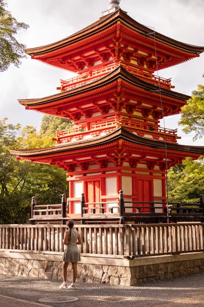 京都的高野草庵，站在前面的女孩，高野草庵名义上是为孕妇祈福的庙宇壁纸预览
