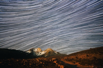星軌長曝映雪峰之夜桌布預覽