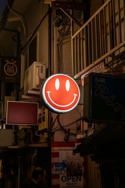 楼侧垂红笑脸标壁纸预览