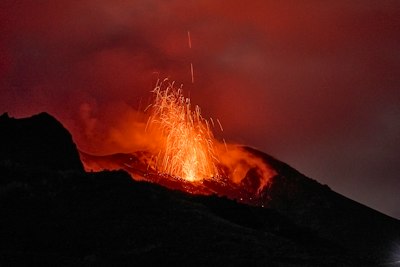 夜色山巔炙橙岩漿噴湧桌布預覽