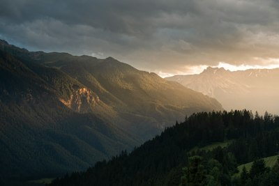 暮光山谷，天际骤变壮丽壁纸预览
