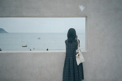 長裙倚窗望海桌布預覽