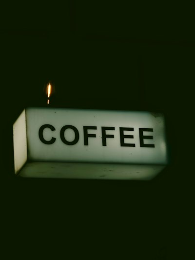 暗夜灯泡映咖啡灯箱