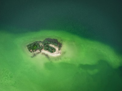 碧海绿林小岛俯瞰壁纸预览