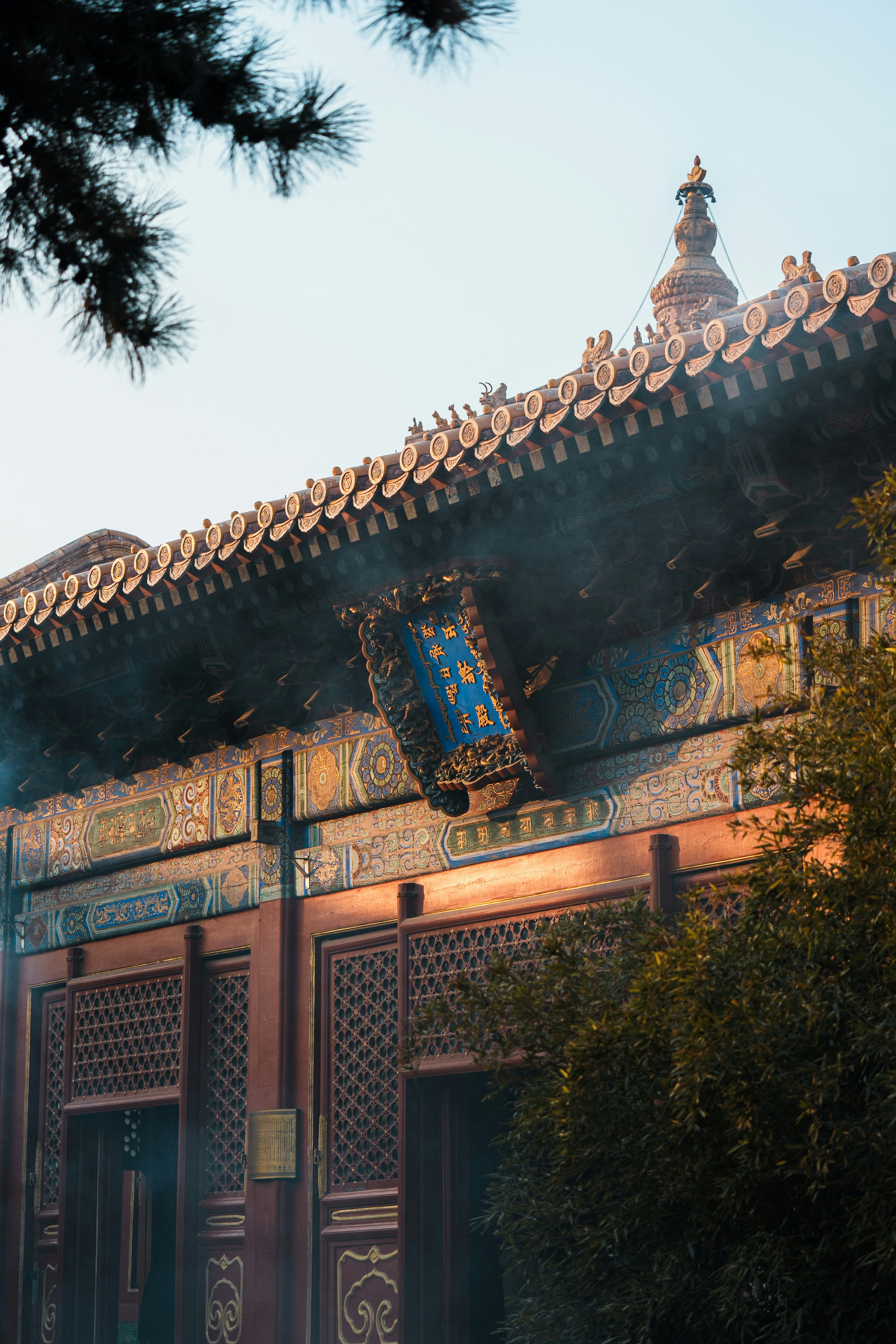 蓝标烟雾缭绕古寺雕檐手机壁纸高清图片